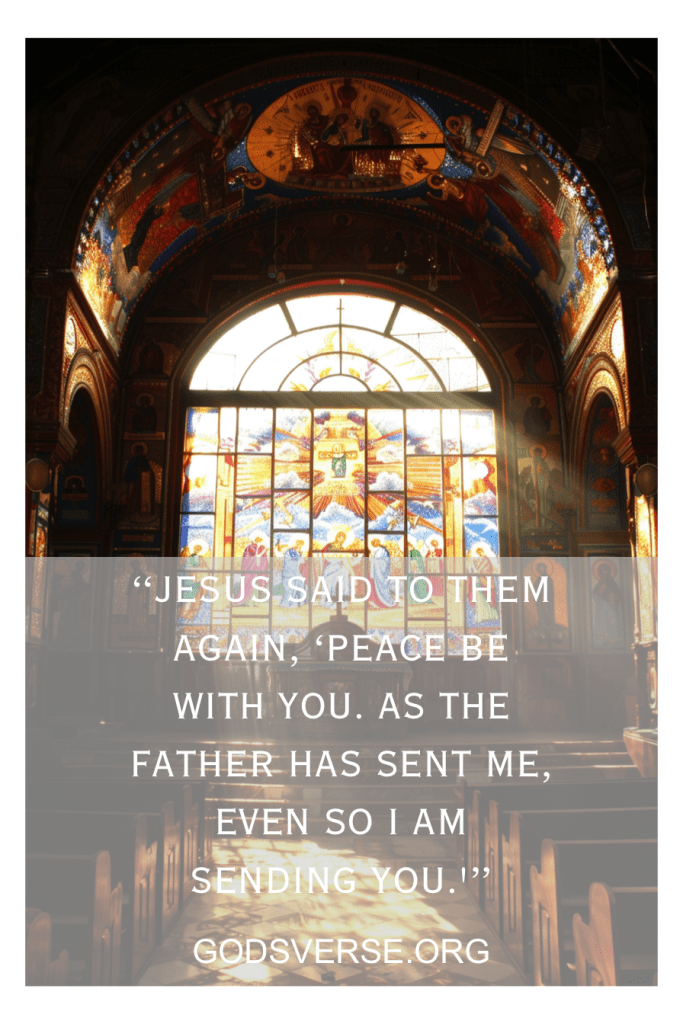 Interior de igreja com vitrais coloridos. Sobreposição de texto: "Jesus disse... 'A paz esteja com vocês... Eu estou lhe enviando.'" Descubra versículos bíblicos para missões em God'sVerse.org.