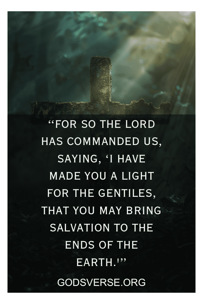 Imagem de uma cruz de madeira iluminada em uma floresta com o texto "FOR SO THE LORD HAS COMMANDEDED US..." e o site "GODSVERSE.ORG", ecoando poderosos versículos bíblicos para missões.