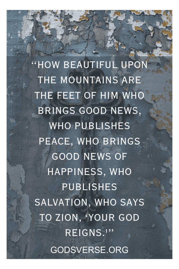 Uma parede desgastada pelo tempo com o texto: "Que beleza sobre as montanhas... seu Deus reina!" Descubra mais versículos bíblicos para missões em GODSVERSE.ORG.