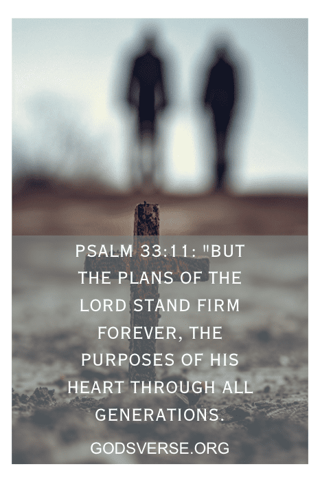 Duas pessoas em pé em um fundo desfocado com sobreposição de texto do Salmo 33:11: "Os planos do Senhor permanecem firmes para sempre.