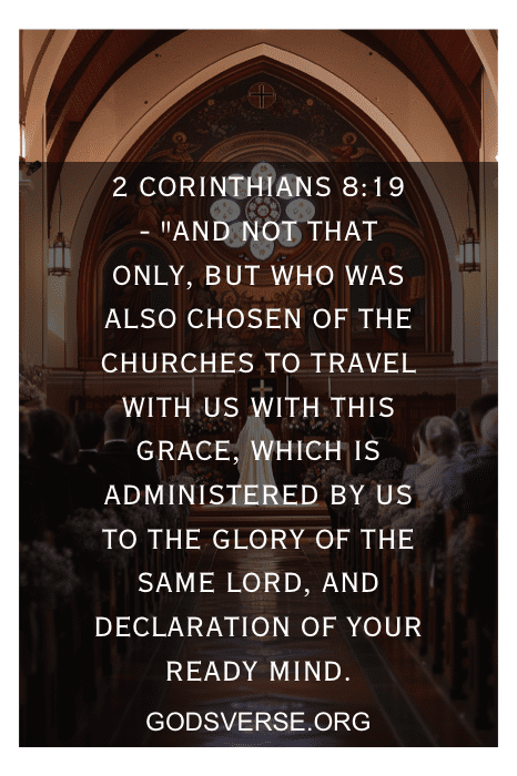 Um interior de igreja sereno com um versículo bíblico de 2 Coríntios 8:19 sobreposto à imagem.