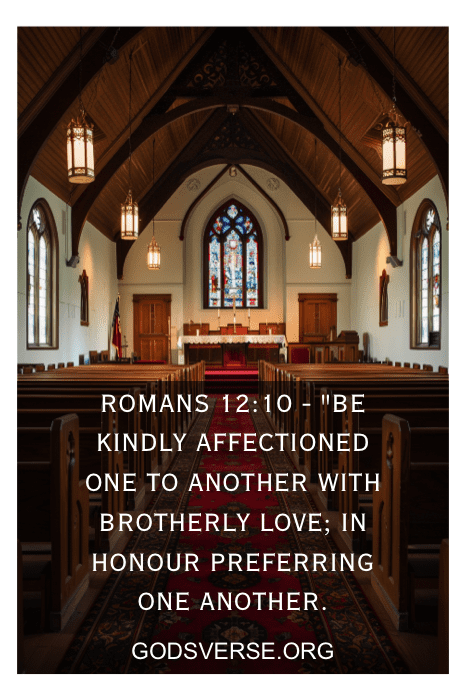 Interior de uma igreja com bancos de madeira e vitrais, o texto sobreposto diz: "Romanos 12:10" e um link para o site.