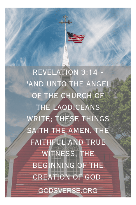 Um campanário de igreja com uma bandeira americana; texto de Apocalipse 3:14 sobreposto em um fundo de céu claro.