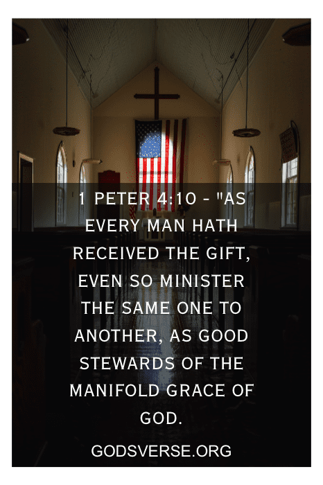 Texto de 1 Pedro 4:10 exibido sobre o interior de uma igreja pouco iluminada, com uma bandeira americana e uma cruz no altar.