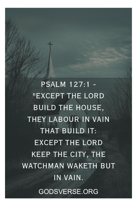 Um campanário de igreja com uma cruz em um céu sombrio, sobreposto ao texto do Salmo 127:1. Site God's Verse na parte inferior.