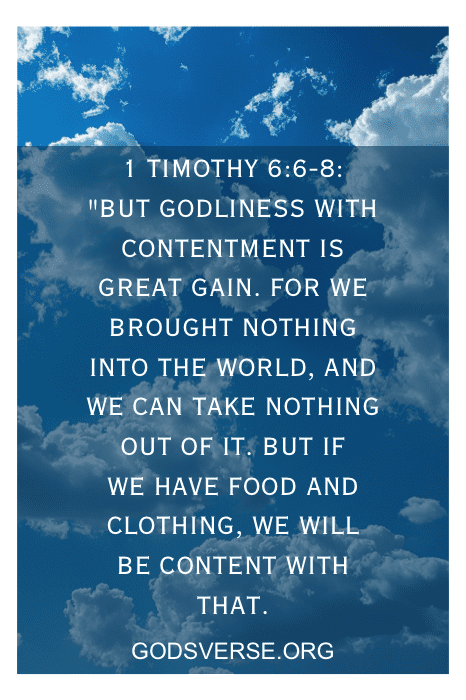 Versículo bíblico 1 Timóteo 6:6-8 em um fundo de céu com nuvens, enfatizando o contentamento com a divindade - um lembrete ideal dos versículos bíblicos para a inveja.