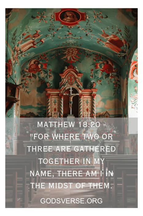 Um interior de igreja ornamentado com um versículo bíblico de Mateus 18:20 e o site GodsVerse.org.