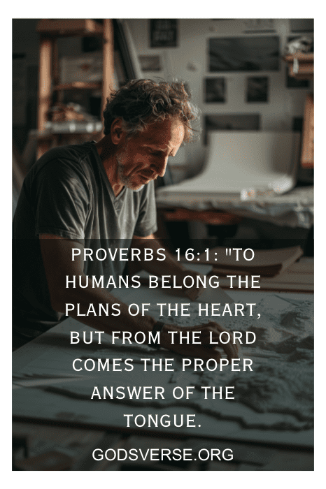 Um homem trabalha pensativamente em uma mesa com um versículo bíblico sobreposto: "Provérbios 16:1", de Godsverse.org.