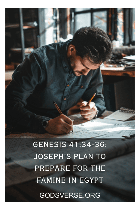 Homem escrevendo em uma mesa com plantas; o texto sobreposto diz: "Gênesis 41:34-36: O plano de José para se preparar para a fome no Egito, godsverse.org".