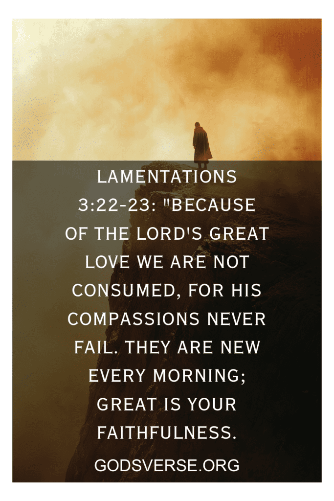 Uma pessoa está sozinha em uma paisagem rochosa e nebulosa com o texto de Lamentações 3:22-23 sobreposto, oferecendo versículos bíblicos sobre não desistir. O texto termina com "GODSVERSE.ORG".