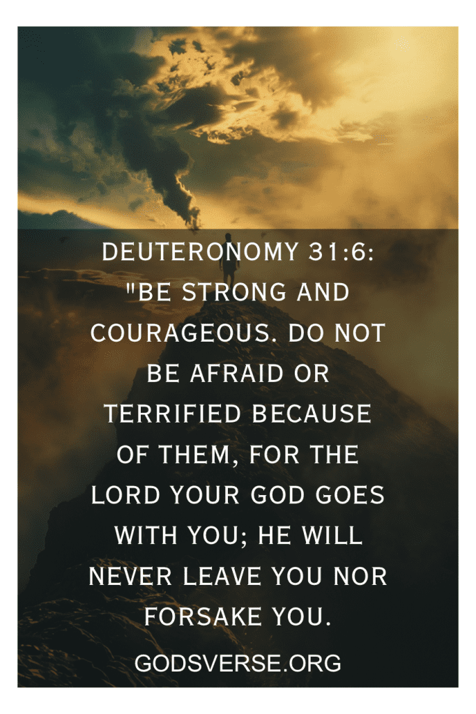 Pôr do sol sobre as montanhas com um versículo de Deuteronômio 31:6 incentivando a força e a coragem, do God's Verse. Esses versículos bíblicos sobre não desistir nos lembram que, mesmo quando o sol se põe, a orientação divina permanece constante.