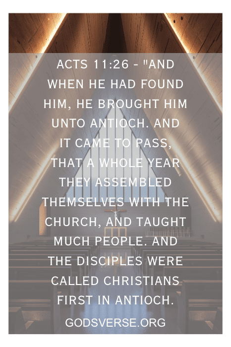 Interior de uma igreja com um versículo bíblico, Atos 11:26, escrito sobre a imagem. O site "godsverse.org" está na parte inferior.
