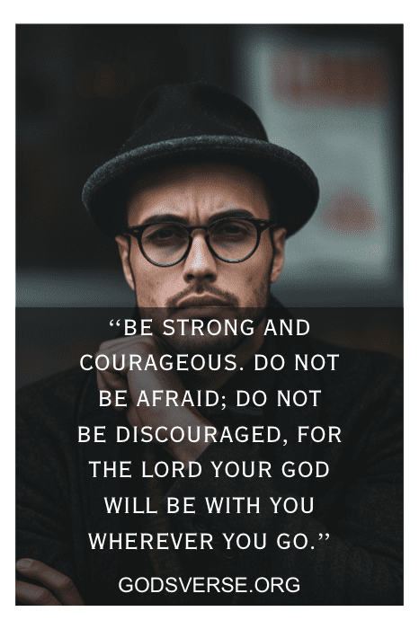 Pessoa usando óculos e um chapéu com uma citação inspiradora sobreposta: "Seja forte e corajoso..." do GodsVerse.org, destacando citações poderosas sobre homens.