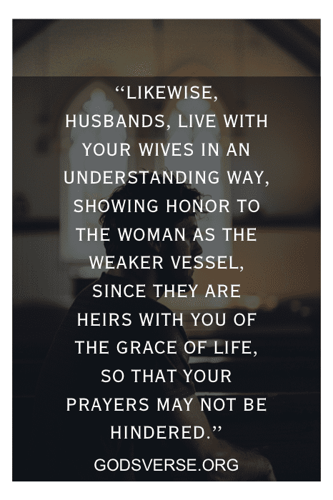 Uma citação sobre maridos e esposas do site godverse.org sobreposta a um fundo desfocado com alguém sentado em uma igreja, mostrando citações ponderadas sobre homens e seus papéis.