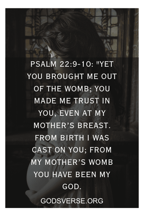 Uma mulher grávida está ao lado de um vitral com o texto do Salmo 22:9-10 sobreposto à imagem, oferecendo conforto como um dos versículos bíblicos para a gravidez.