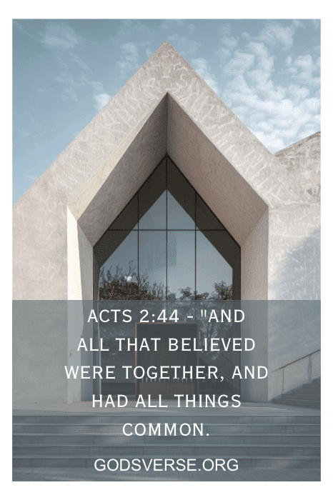 Igreja moderna com entrada triangular, o texto sobreposto diz "Atos 2:44 - 'E todos os que criam estavam juntos, e tinham todas as coisas em comum'.