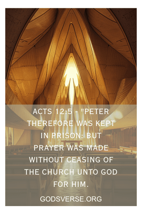 Interior de uma igreja com teto de madeira, fileiras de bancos e texto sobreposto de Atos 12:5 sobre oração e prisão.