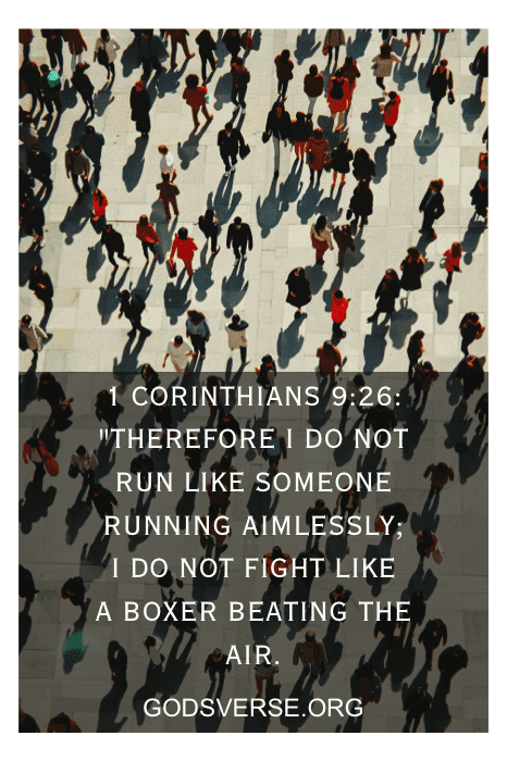 Vista panorâmica de pessoas caminhando com um versículo da Bíblia, "1 Coríntios 9:26", e o site "godsverse.org" sobreposto.