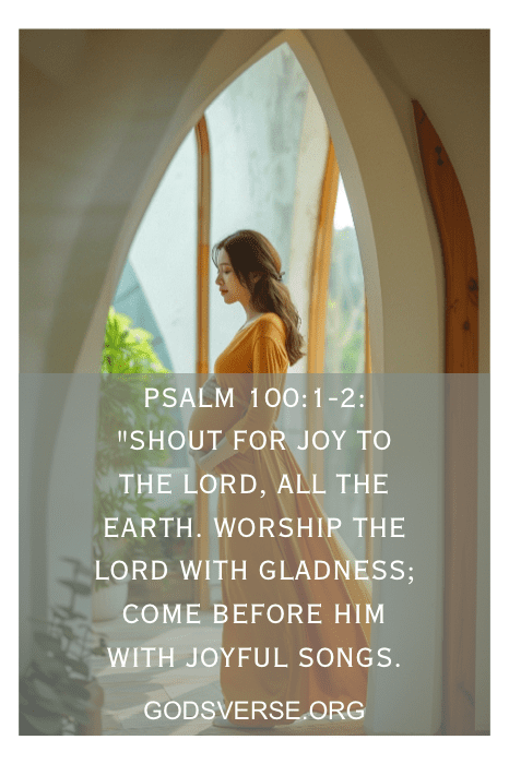 Uma mulher ora perto de uma janela com a sobreposição de texto do Salmo 100:1-2. O versículo incentiva a adoração alegre ao Senhor.