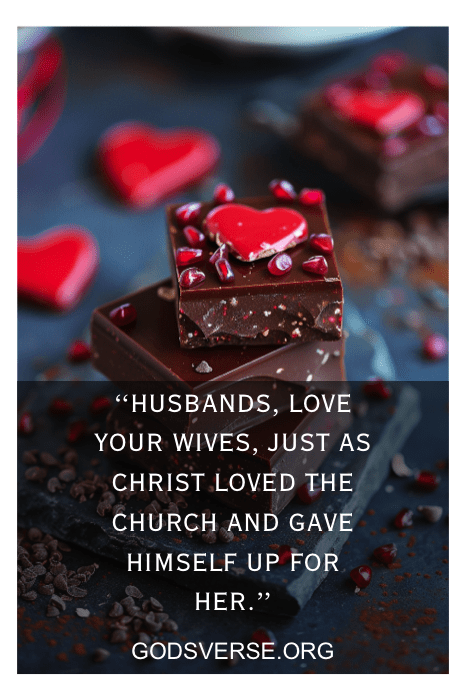 Uma pilha de chocolate com decorações de coração e uma citação: "Maridos, amem suas esposas, assim como Cristo amou a igreja". Perfeito para o Dia dos Namorados.