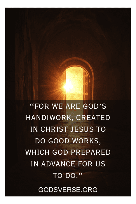 A luz dourada passa pela porta em arco, iluminando a citação: "For we are God's handiwork..." (Porque somos obra de Deus...) do site godsverse.org, um belo lembrete encontrado em versículos sobre a vida.