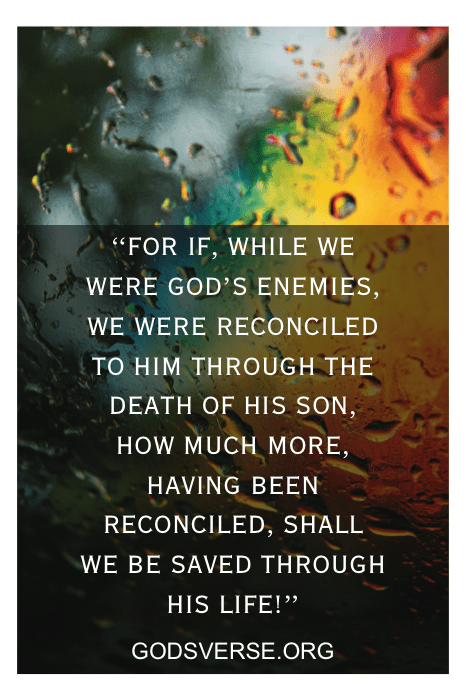 O texto em um fundo vibrante e abstrato diz: "Pois se, enquanto éramos inimigos de Deus..." - godsverse.org. Descubra versículos profundos sobre a vida e a espiritualidade aqui.