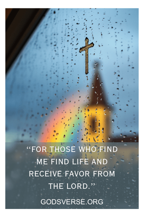 Gotas de chuva em uma janela com uma cruz, um arco-íris e uma igreja embaçada; versículos bíblicos sobre a vida lindamente sobrepostos.