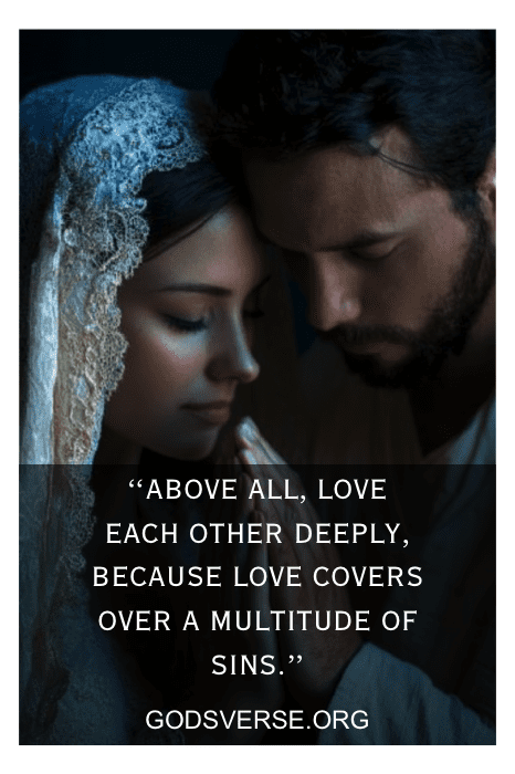 Um homem e uma mulher oram juntos, abraçando o vínculo sagrado do casamento. Uma citação sobre amor e perdão do Godverse.org serve como guia das escrituras, inspirando-os a buscar bênçãos para sua união.