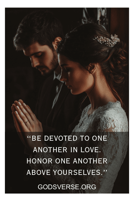 Um casal ora junto; o texto diz: "Sejam dedicados uns aos outros em amor. Honrem um ao outro acima de vocês mesmos". Essa bênção matrimonial serve como escritura de orientação para a jornada deles.