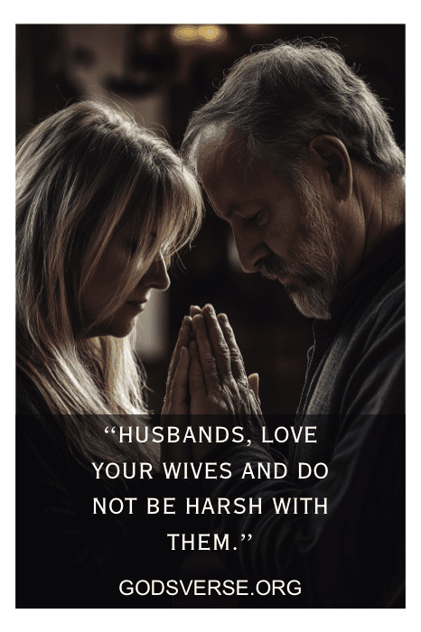 Um casal se levanta em oração, de mãos dadas, com uma bênção matrimonial extraída das escrituras sobre o amor.