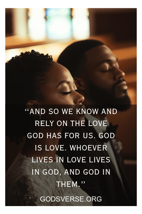 Um casal está sentado com os olhos fechados, abraçando o momento sagrado. O texto diz: "E assim conhecemos e confiamos no amor que Deus tem por nós. Deus é amor..." Essa escritura resume lindamente a bênção matrimonial deles.