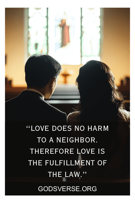Um casal está sentado em uma igreja, de frente para o altar, com uma escritura sobre o amor e a bênção matrimonial à sua frente.