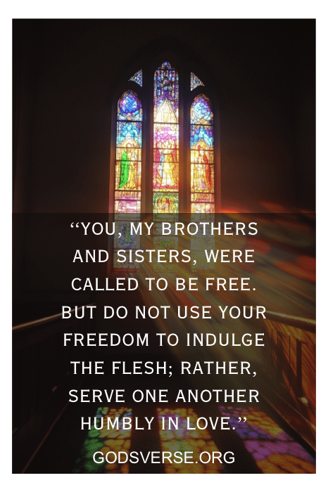 Vitral com uma Escritura para a Reunião da Diretoria da Igreja, exibindo uma citação bíblica sobre liberdade, humildade e amor do site godsverse.org.