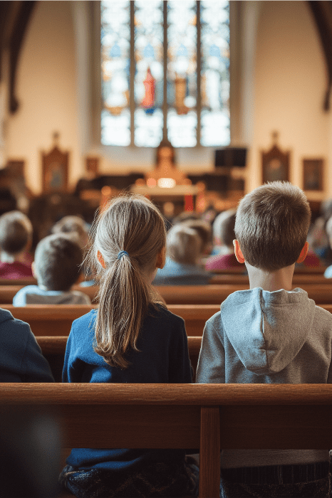 Crianças sentadas nos bancos da igreja, atentamente voltadas para a frente, enquanto vitrais vibrantes lançam padrões coloridos ao redor delas - uma cena comovente que inspira as igrejas a promoverem esses momentos de comunidade e fé.
