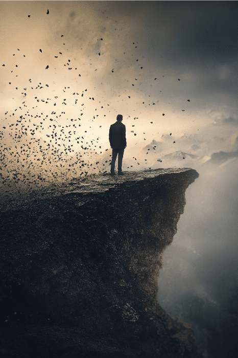 Uma pessoa está na beira de um penhasco em ruínas, contemplando o céu dramático repleto de destroços espalhados, lembrando as ideias de sermões de Ano Novo que falam de transformação e renovação.