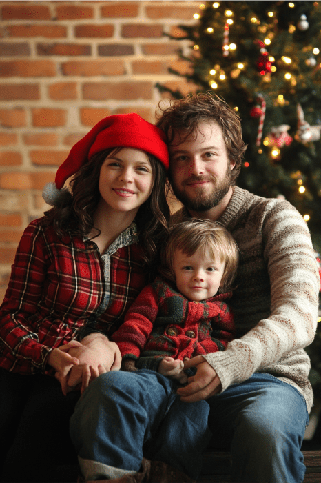 Uma família de três pessoas em trajes festivos senta-se ao lado de uma árvore de Natal lindamente decorada, sorrindo para a câmera, como se tivesse sido capturada no meio de uma alegre rodada de Left Right Games na reunião de férias da igreja.