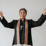 la mujer predicadora en la biblia kjv