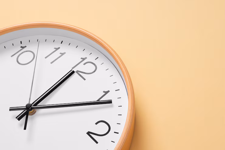 Uma foto de um relógio de parede plano mostrando 12 minutos após o meio-dia
