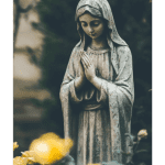 Una estatua de piedra de una mujer orante con túnica encapuchada, rodeada de rosas amarillas, evoca la gracia y la serenidad que a menudo se celebran en los sermones del Día de la Madre.
