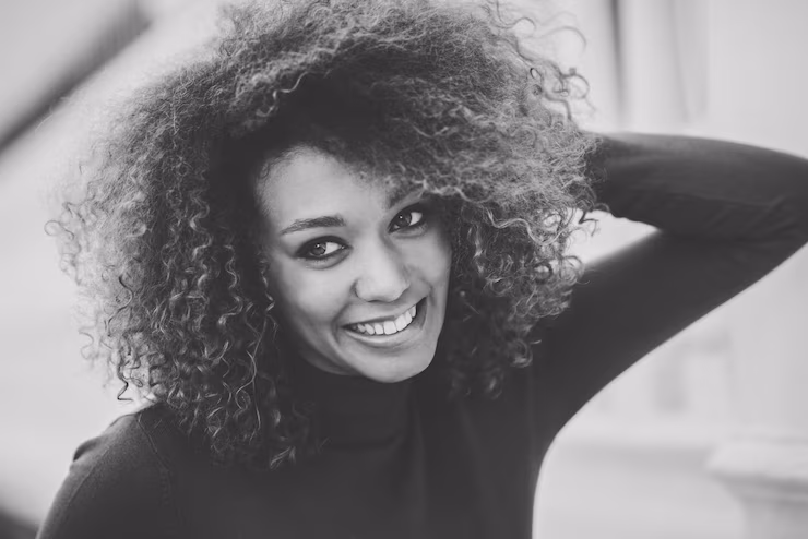 Uma mulher sorrindo alegremente