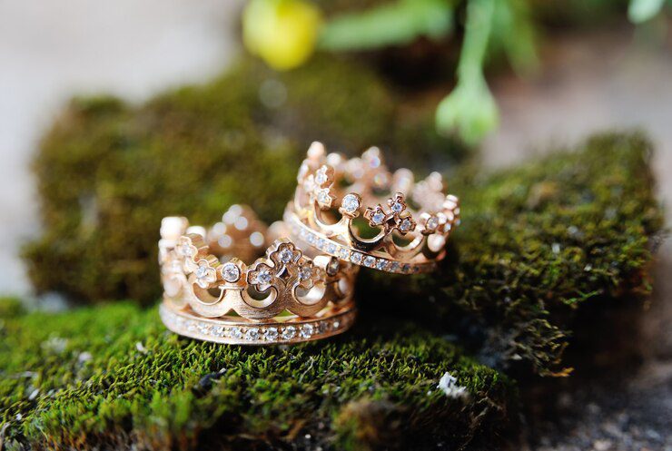 Wedding rings crown